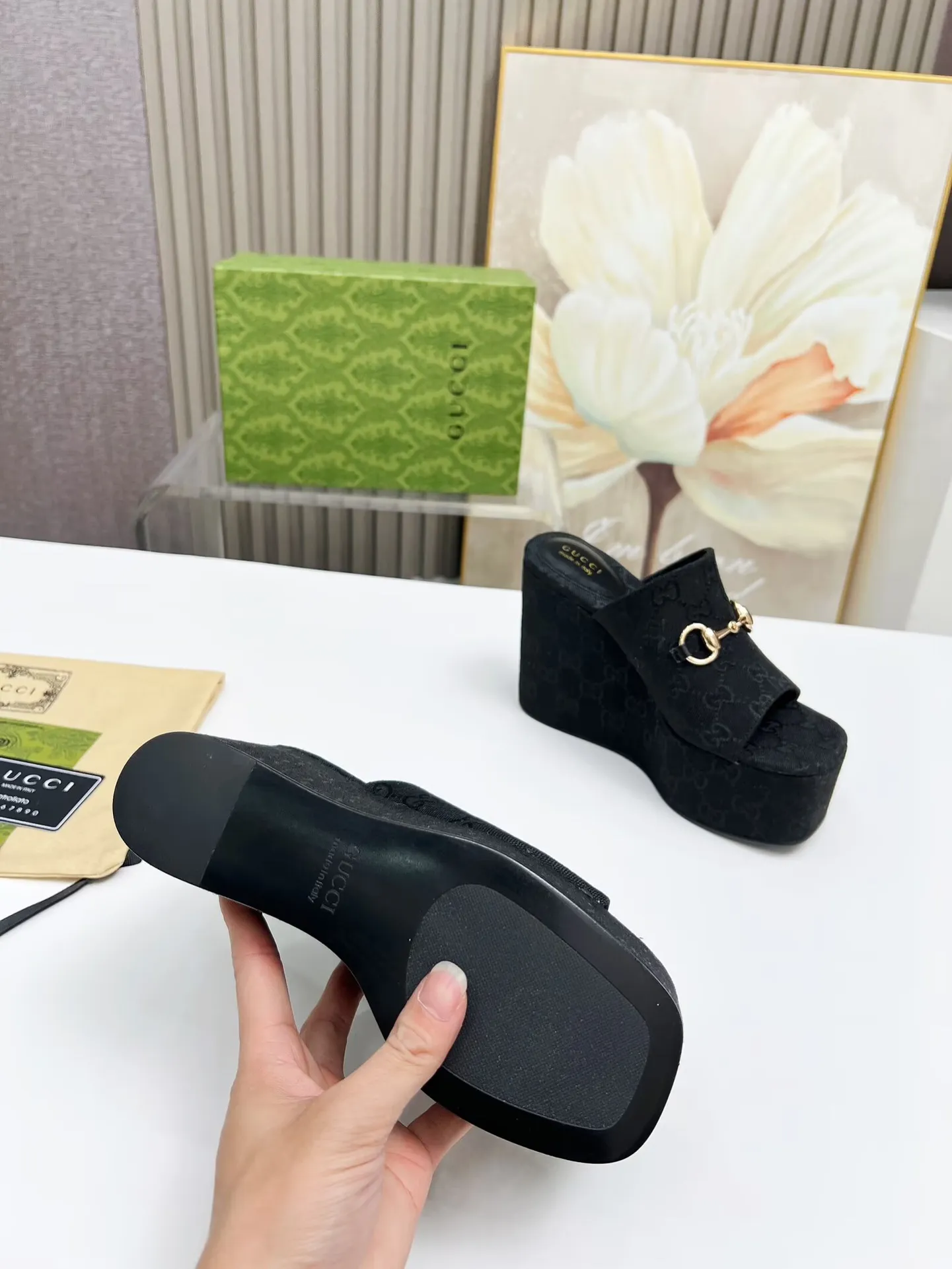 👟👟Ex-factory price 440👟👟 Gucci's new slippers, fashionable, high-end and full of personality✅ Very stable, comfortable and durable for daily use, convenient and unique for daily matching, a must-have classic for summer, the upper uses GUCCI brand buckles Inner/foot pads: sheepskin Platform height: 11cm Color: black, brown Size: 35-42 (41, 42 need to be customized) Packing: Comes with cloth bag cards.